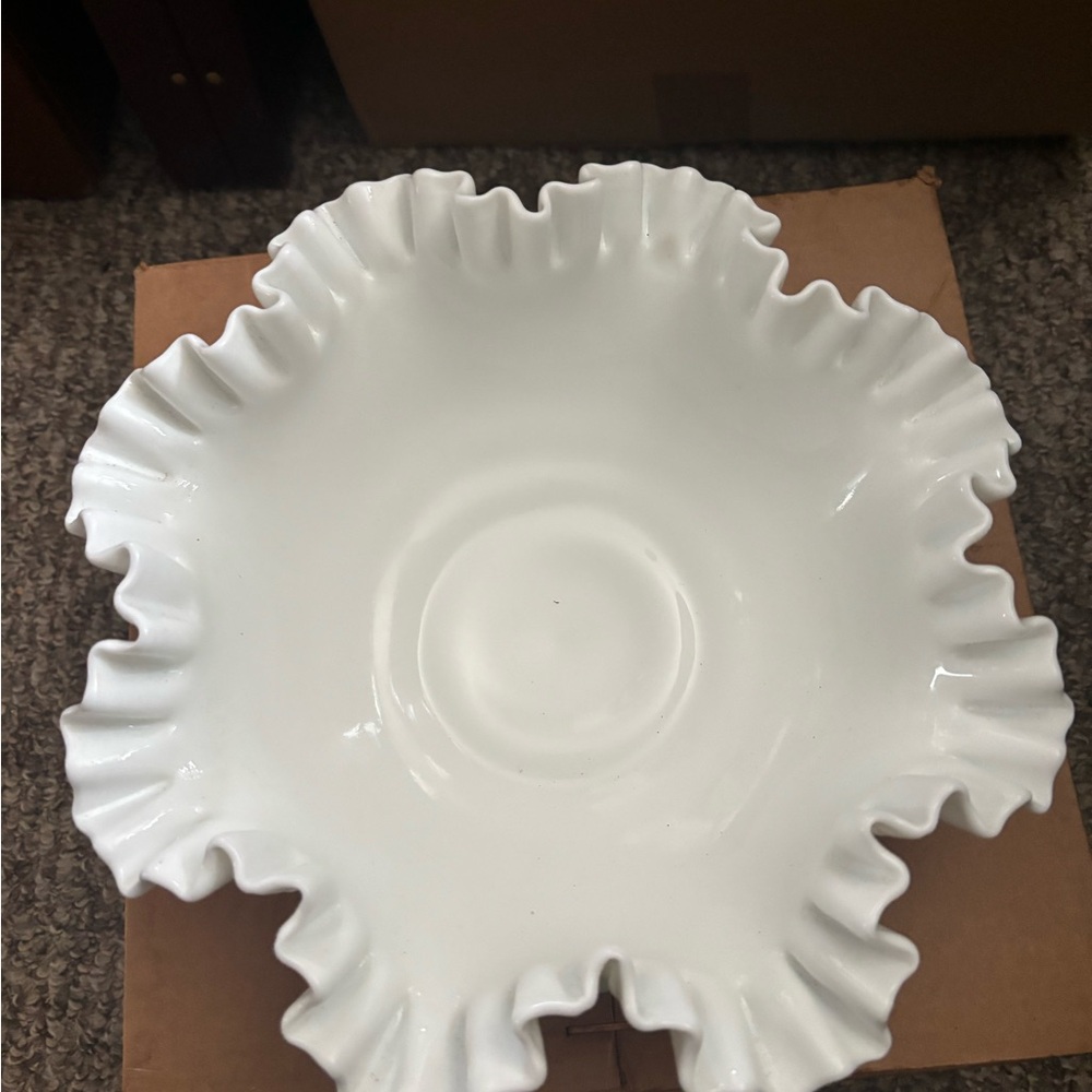 Elegant White Ruffled Edge Serving Bowl - Picture 6 of 7